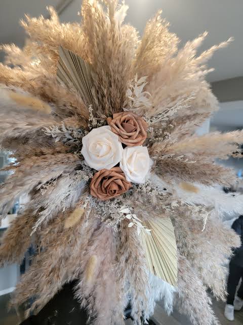Décor floral en pampas et roses